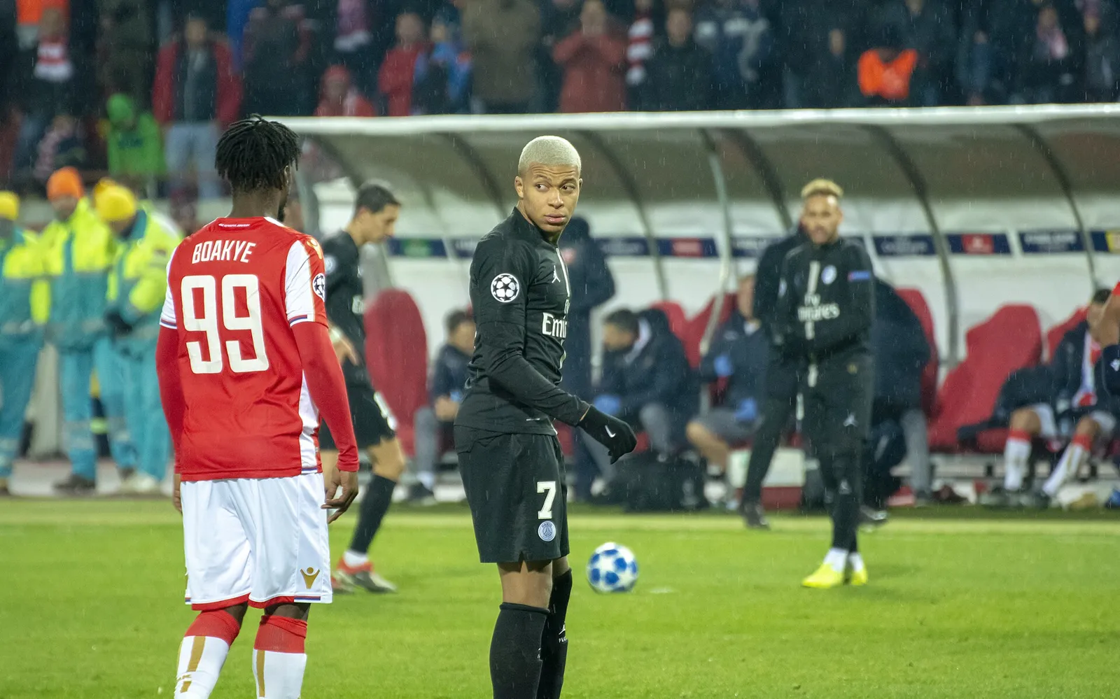 파란 유니폼 선수가 동료에게 패스를 연결하고 동료가 골문 앞으로 달려드는 축구 경기 장면