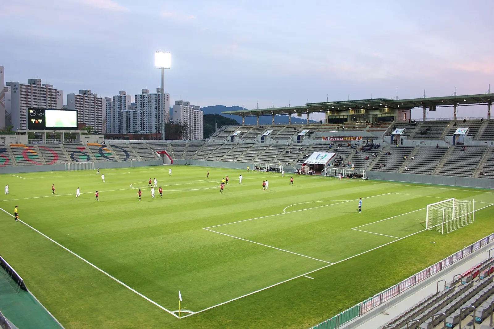 창원축구센터 전광판에 5-0 스코어가 표시된 야간 경기장 전경