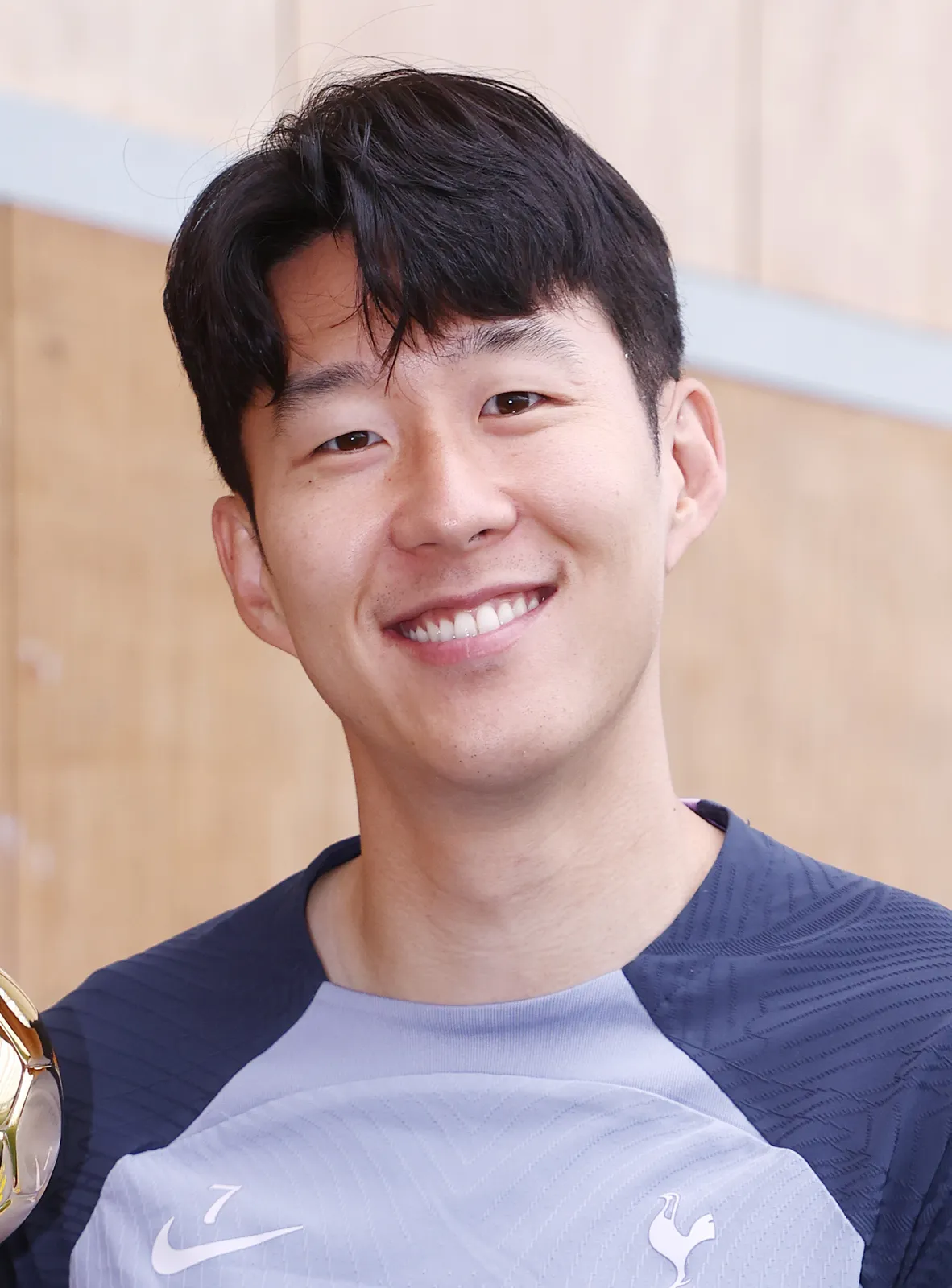 원정 경기장에서 공을 든 선수가 동료들에게 둘러싸여 축하받는 연출 이미지