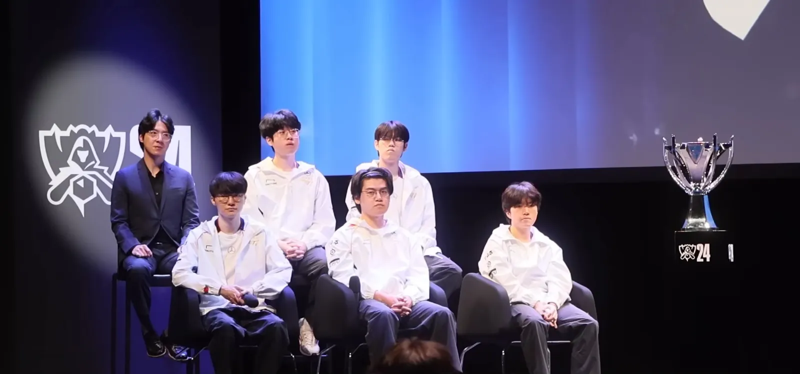 대형 공연장 무대 위 LCK 경기 화면과 팀 로고가 걸린 야간 행사 전경