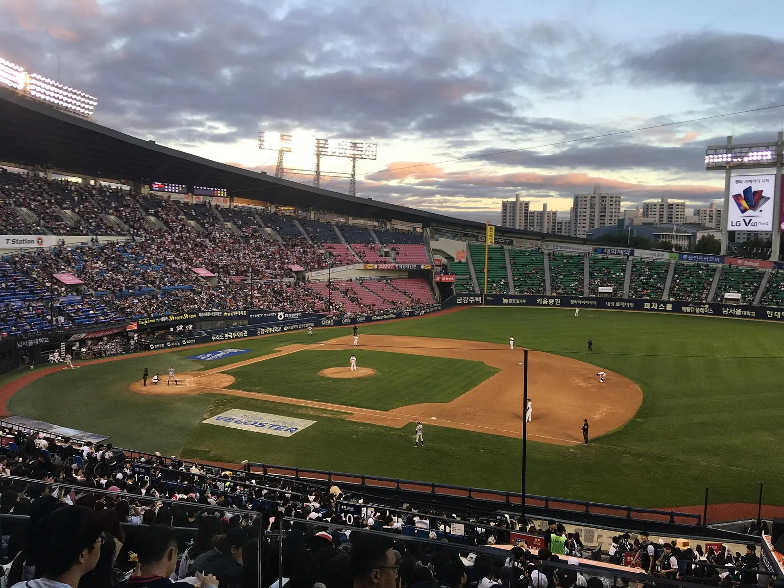 Lee Jae-won Homers Again at Jamsil: 140.6m Two-Run Shot Lifts LG to 7th Straight Win and 3rd Place