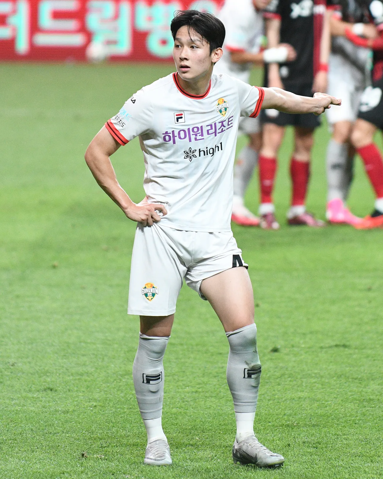 Yang Min-hyeok scores left-footed goal in stoppage time vs. Antwerp; English media praises Ronaldo-style change of direction