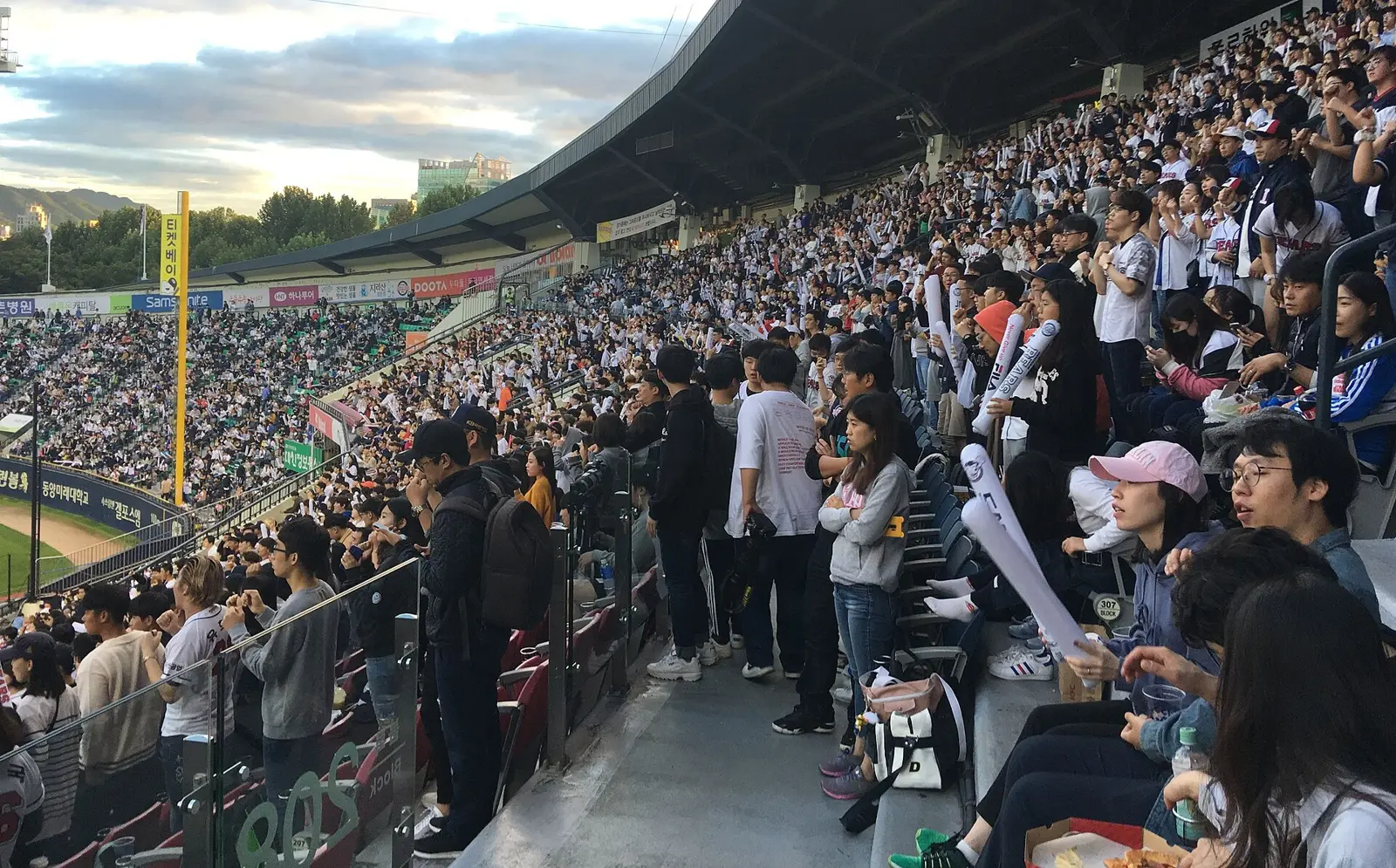 "5G Equipment 1.5 Times"… Postseason Ticket Sales Start Date, LG U+ Runs AI Check at Jamsil